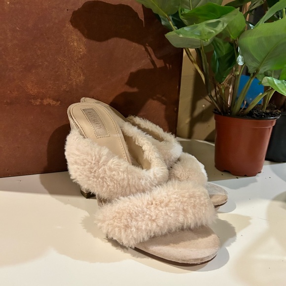 🕊️ Fluffy Heeled Sandals - Picture 2 of 3